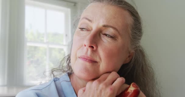 Senior Blanke Vrouw Draagt Een Blauw Shirt Zit Met Riet — Stockvideo