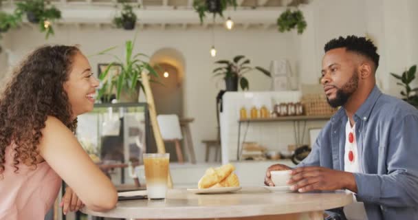 Felice Coppia Diversificata Trascorrere Del Tempo Insieme Caffè Bere Caffè — Video Stock