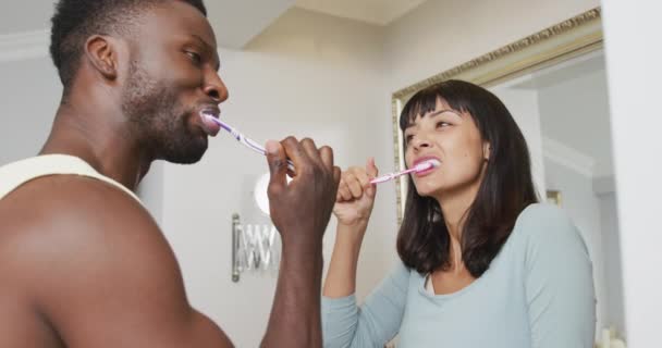 Счастливая Разнообразная Пара Смотрит Друг Друга Чистит Зубы Ванной Проводить — стоковое видео