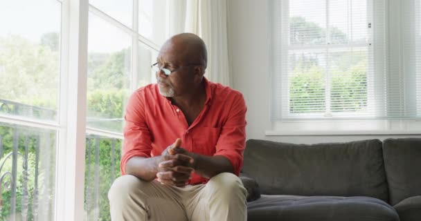 Gelukkig Senior Divers Koppel Draagt Shirts Drinkt Koffie Woonkamer Tijd — Stockvideo