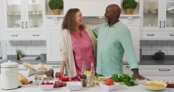 Animación Felices Diversos Amigos Femeninos Masculinos Preparando Comida Cocina Abrazando — Vídeos de Stock