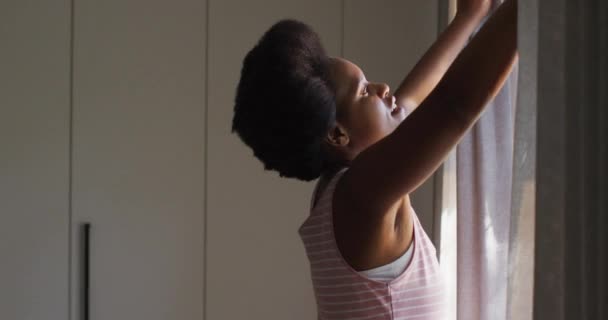 Mujer Afroamericana Feliz Ensanchando Cortinas Dormitorio Estilo Vida Doméstico Pasar — Vídeos de Stock