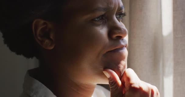 Mulher Americana Africana Atenciosa Olhando Através Janela Quarto Estilo Vida — Vídeo de Stock