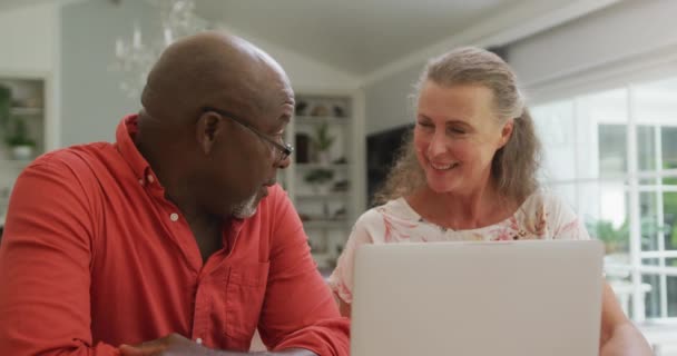Щаслива Старша Різноманітна Пара Сорочках Використовує Ноутбук Вітальні Проводити Час — стокове відео