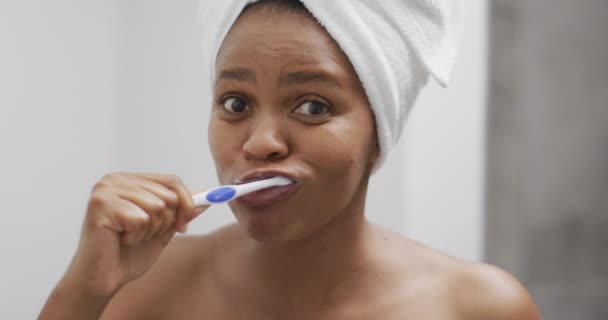 Feliz Mulher Afro Americana Escovar Dentes Casa Banho Estilo Vida — Vídeo de Stock