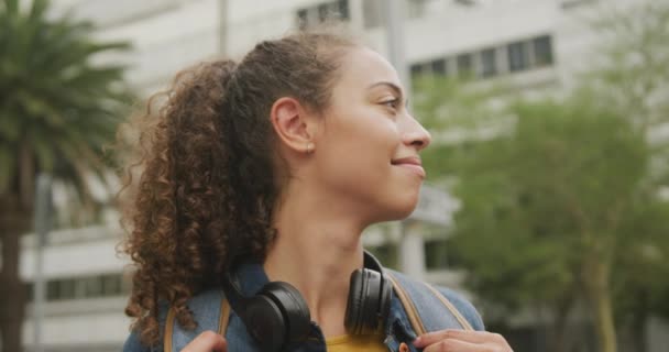 Şehirde Mutlu Çift Irklı Bir Kadının Portresi Kulaklık Takıyor Gülümsüyor — Stok video