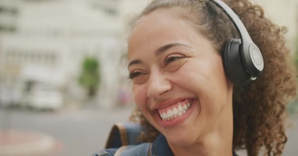Счастливая Расовая Женщина Городе Наушниках Улыбающаяся Цифровая Реклама Ходу Улице — стоковое видео