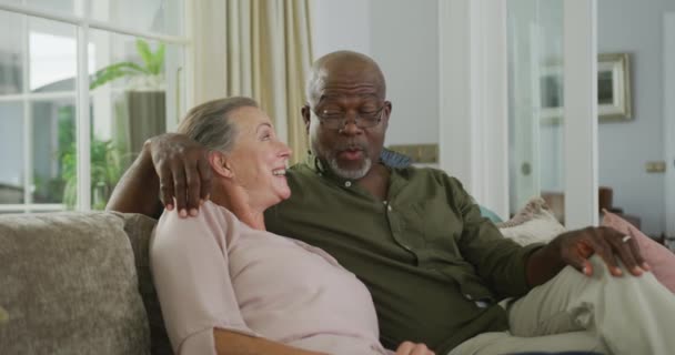Glückliche Senioren Hemden Und Vor Dem Fernseher Wohnzimmer Zeit Gemeinsam — Stockvideo