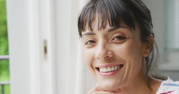 Portret Szczęśliwej Białej Kobiety Bluzce Salonie Spędzać Czas Samotnie Domu — Wideo stockowe