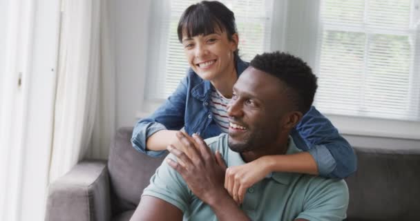 Porträt Eines Glücklichen Paares Das Auf Der Couch Sitzt Und — Stockvideo