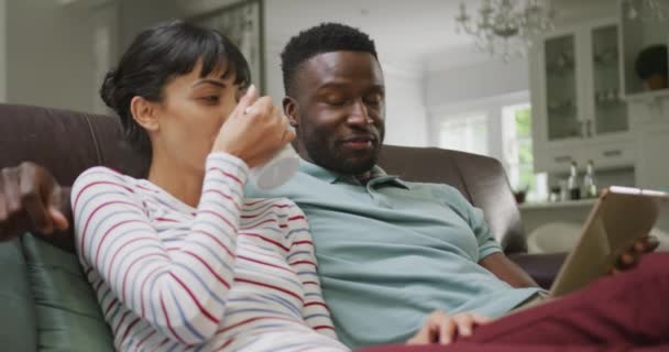 Glückliches Paar Das Auf Der Couch Sitzt Und Wohnzimmer Kaffee — Stockvideo