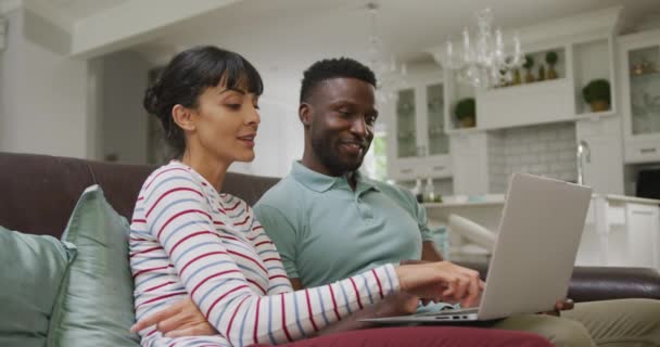 Casal Diverso Feliz Sentado Sofá Usando Laptop Sala Estar Passar — Vídeo de Stock