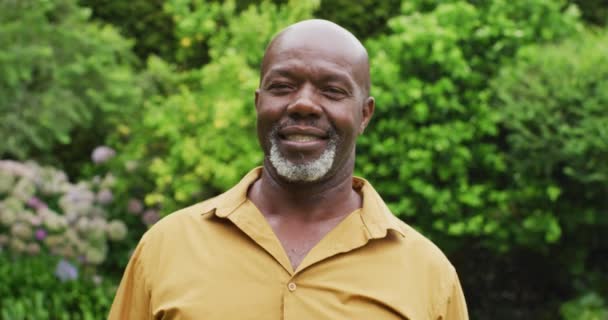 Animación Hombre Mayor Afroamericano Sonriendo Cámara Jardín Estilo Vida Jubilación — Vídeo de stock