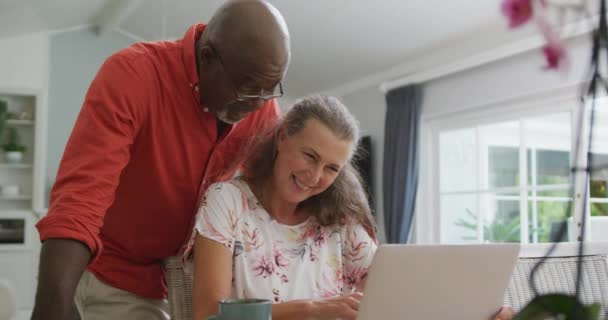 Glückliche Senioren Hemden Und Mit Laptop Wohnzimmer Zeit Gemeinsam Hause — Stockvideo
