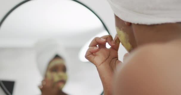 Felice Donna Afroamericana Applicare Maschera Bellezza Sul Viso Bagno Stile — Video Stock