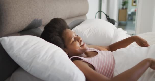 Χαρούμενη Αφροαμερικανή Ξαπλωμένη Στο Κρεβάτι Ξαπλωμένη Στην Κρεβατοκάμαρα Οικιακή Ζωή — Αρχείο Βίντεο