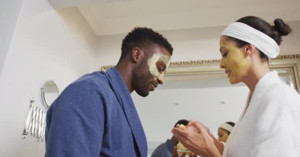 Heureux Couple Diversifié Avec Faire Des Maquillages Regardant Dans Salle — Video