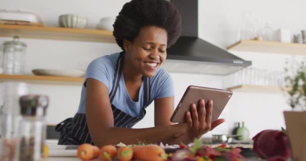 Mutlu Afro Amerikan Kadın Mutfakta Tablet Kullanarak Yemek Hazırlıyor Hayatı — Stok video