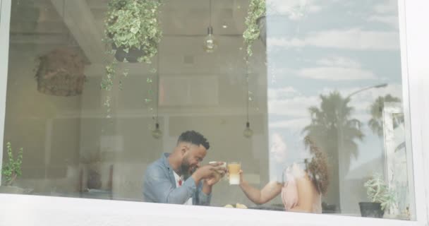 多姿多彩的夫妻快乐地在咖啡馆里共度时光 喝咖啡聊天 小型独立咖啡店 — 图库视频影像