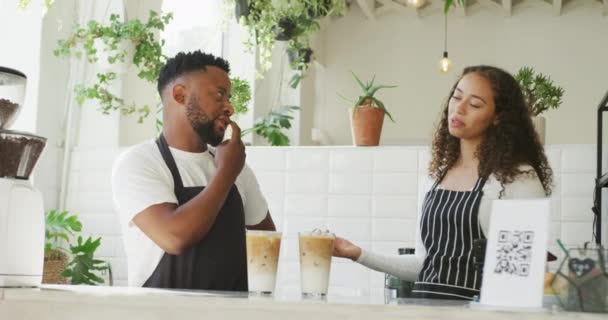 Happy Afro Americano Dono Café Masculino Biracial Barista Feminino Fazendo — Vídeo de Stock