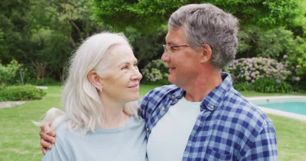 Animación Pareja Mayor Caucásica Abrazándose Jardín Estilo Vida Jubilación Relación — Vídeos de Stock