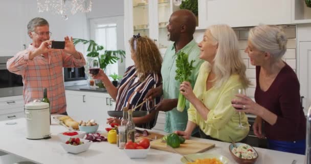 Animation Fröhlicher Unterschiedlicher Seniorinnen Und Senioren Beim Zubereiten Von Mahlzeiten — Stockvideo