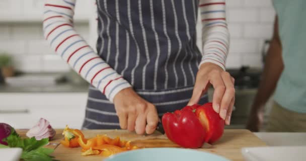 Mutfakta Sarılıp Yemek Yapan Mavi Önlüklü Bir Çift Evde Birlikte — Stok video
