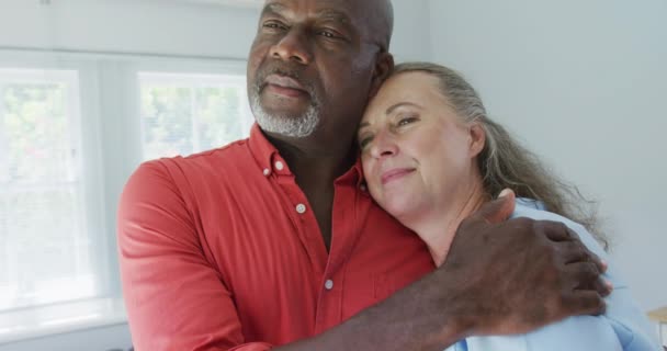 Pasangan Senior Yang Bahagia Mengenakan Kemeja Dan Berpelukan Ruang Tamu — Stok Video