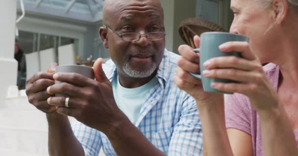 Šťastný Seniorský Pár Košilích Popíjení Kávy Zahradě Trávit Spolu Čas — Stock video