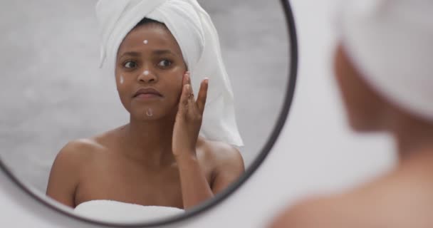 Feliz Mulher Afro Americana Aplicar Creme Rosto Banheiro Estilo Vida — Vídeo de Stock