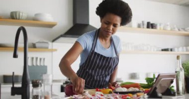 Afro-Amerikan kadın mutfakta yemek hazırlıyor. ev hayatı, evde boş zaman geçirmek..