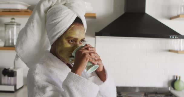 Mujer Afroamericana Feliz Con Máscara Belleza Cara Beber Café Cocina — Vídeo de stock