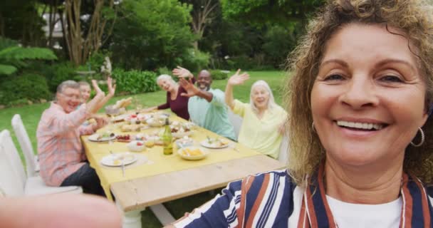 友達とランチを食べながらビデオ通話をする幸せな熟女のアニメーション 退職生活 友人との時間を過ごすこと — ストック動画