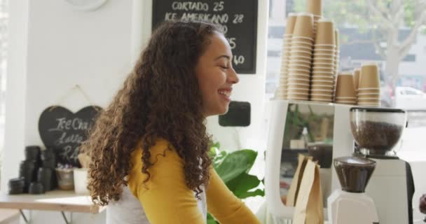 Potret Bahagia Birasial Klien Perempuan Melihat Kamera Dan Tersenyum Kafe — Stok Video