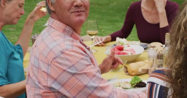 Animación Hombre Mayor Caucásico Feliz Almorzando Jardín Con Amigos Estilo — Vídeos de Stock