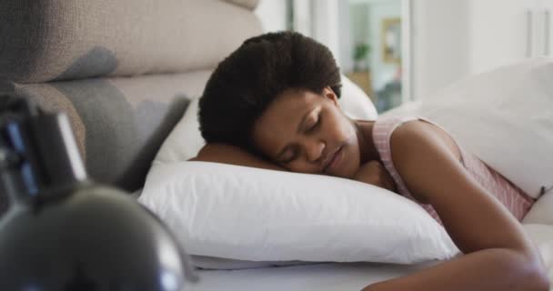 Χαρούμενη Αφροαμερικάνα Ξαπλωμένη Στο Κρεβάτι Κοιμάται Στην Κρεβατοκάμαρα Οικιακή Ζωή — Αρχείο Βίντεο