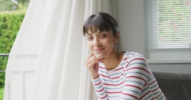 Portret Van Een Blanke Vrouw Met Een Blouse Woonkamer Tijd — Stockvideo