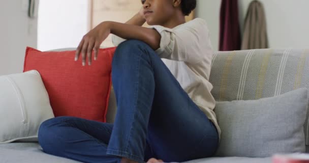 Mulher Afro Americana Atenciosa Sentada Sofá Sala Estar Estilo Vida — Vídeo de Stock