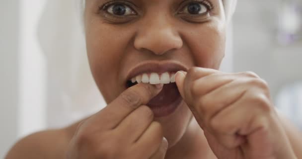 Felice Donna Afroamericana Denti Filo Interdentale Utilizzando Smartphone Bagno Stile — Video Stock