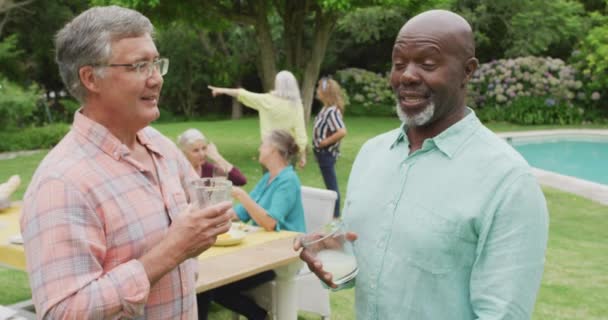 快乐多样的资深男性朋友在花园里聊天的动画 退休生活 与朋友共度美好时光 — 图库视频影像