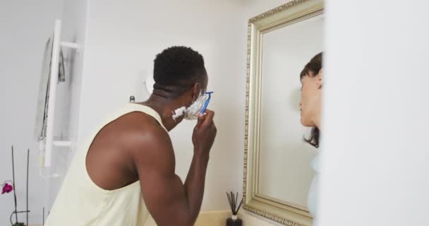 Feliz Casal Diverso Olhando Espelho Barbear Banheiro Passar Tempo Juntos — Vídeo de Stock