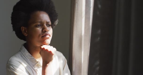 Zamyšlená Afroameričanka Dívá Oknem Ložnici Domácí Životní Styl Trávení Volného — Stock video