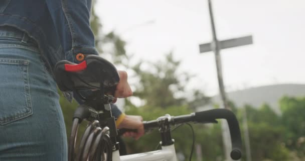 Mitten Der Stadt Fuß Mit Dem Fahrrad Digitaler Nomade Unterwegs — Stockvideo