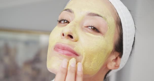 Retrato Mujer Caucásica Mirando Espejo Haciendo Maquillaje Baño Pasar Tiempo — Vídeo de stock