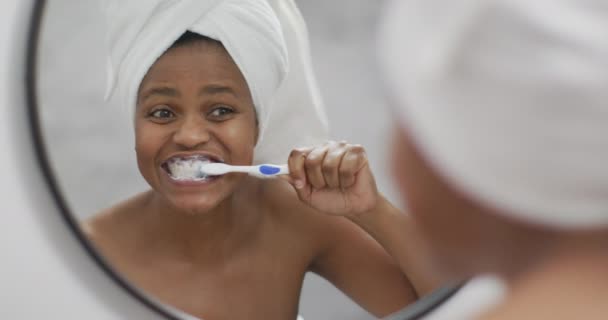 Felice Donna Afroamericana Lavarsi Denti Bagno Stile Vita Domestico Trascorrere — Video Stock