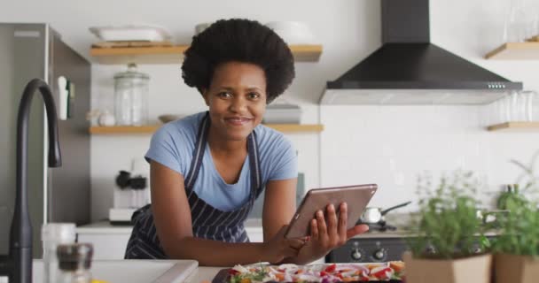 Portret Szczęśliwej Afroamerykanki Przygotowującej Kolację Pomocą Tabletu Kuchni Styl Życia — Wideo stockowe