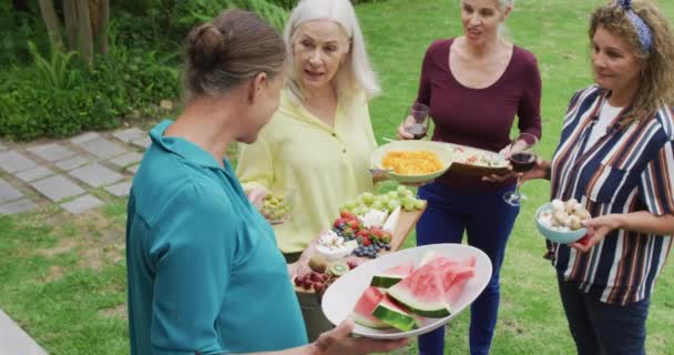 Animace Šťastných Ženských Mužských Seniorů Připravujících Oběd Zahradě Důchodový Životní — Stock video