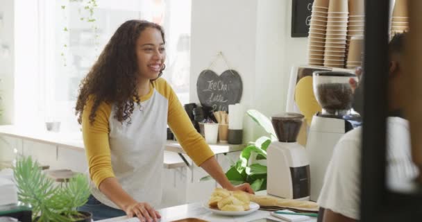 Šťastný Afroameričan Barista Který Objednává Klientky Kavárně Malý Nezávislý Kavárna — Stock video