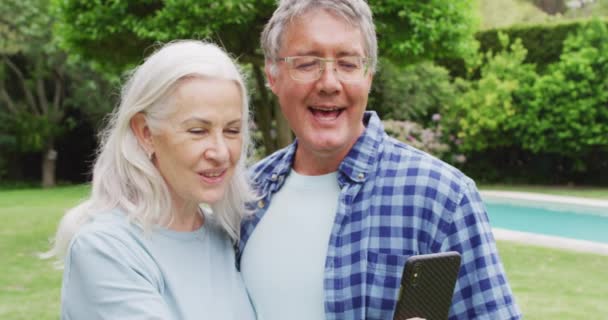 Animace Bělošského Staršího Páru Objímajícího Zahradě Jak Bere Selfie Důchodový — Stock video