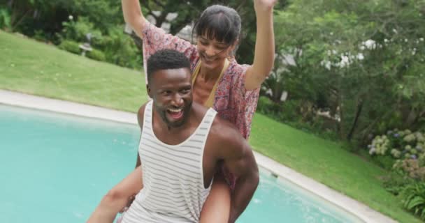 Yüzme Havuzunda Mutlu Bir Çift Bahçede Kadın Taşıyan Bir Adam — Stok video